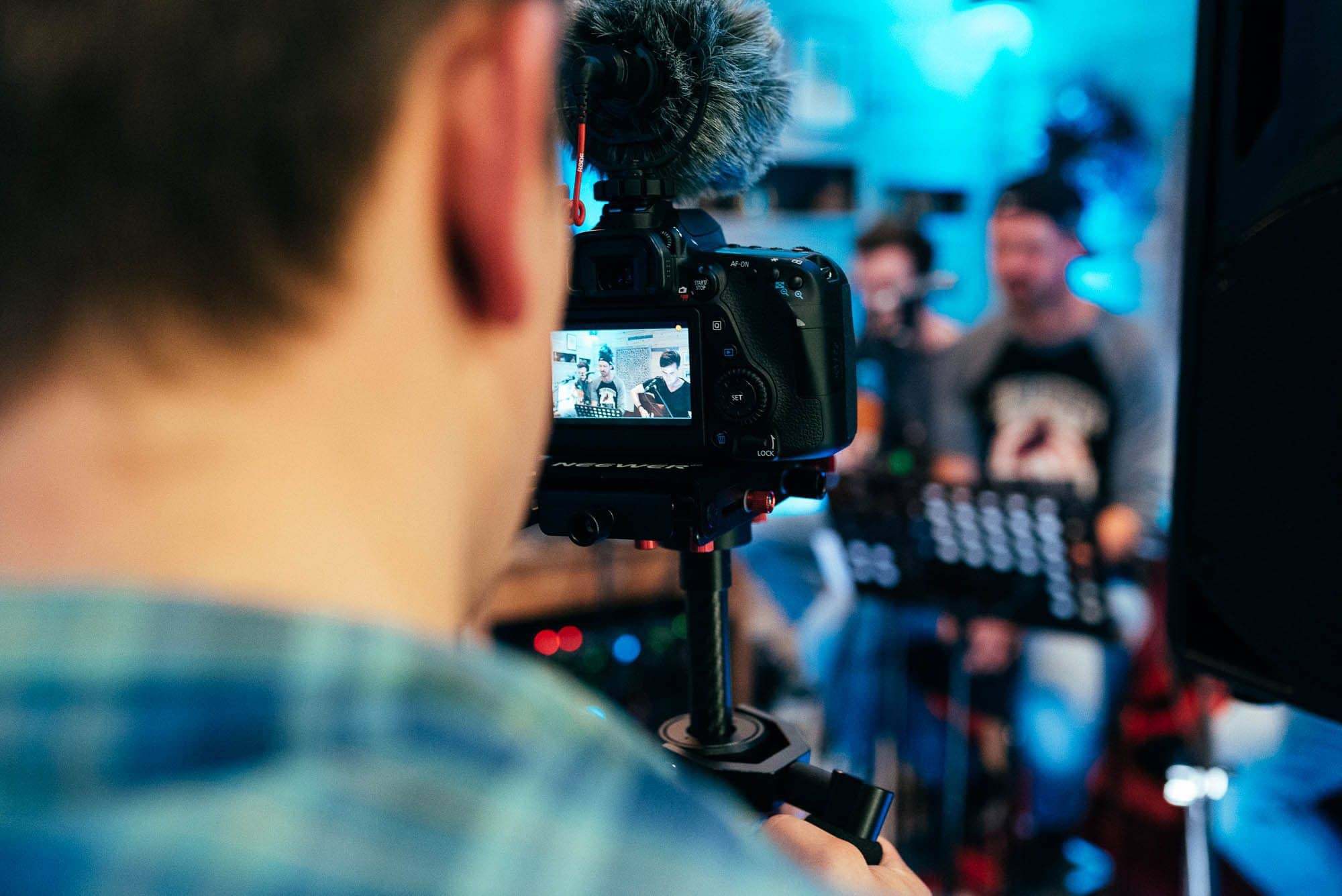 Blick auf den Kamerarücken des Filmers.