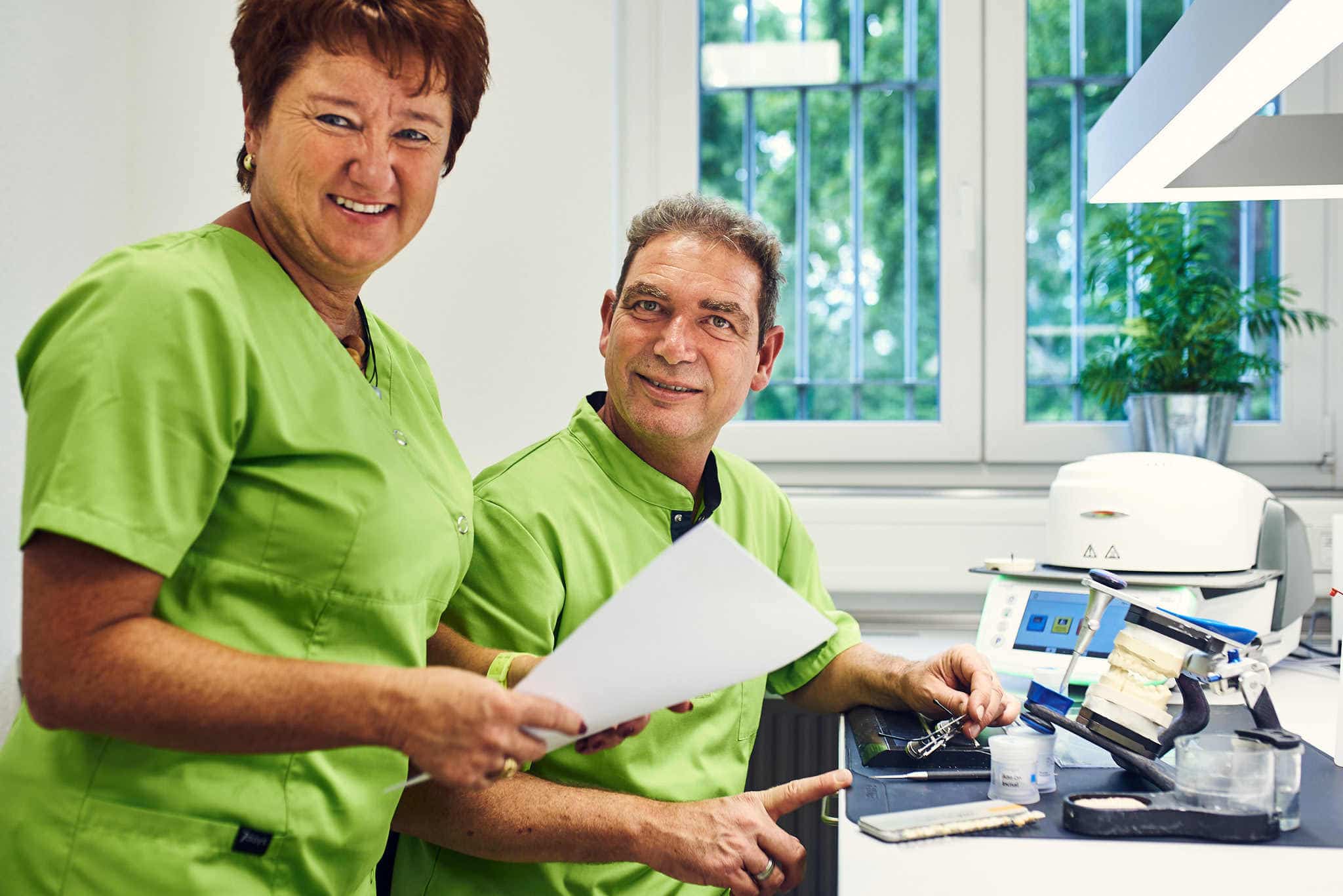 Zwei Personen Portrait im Labor.