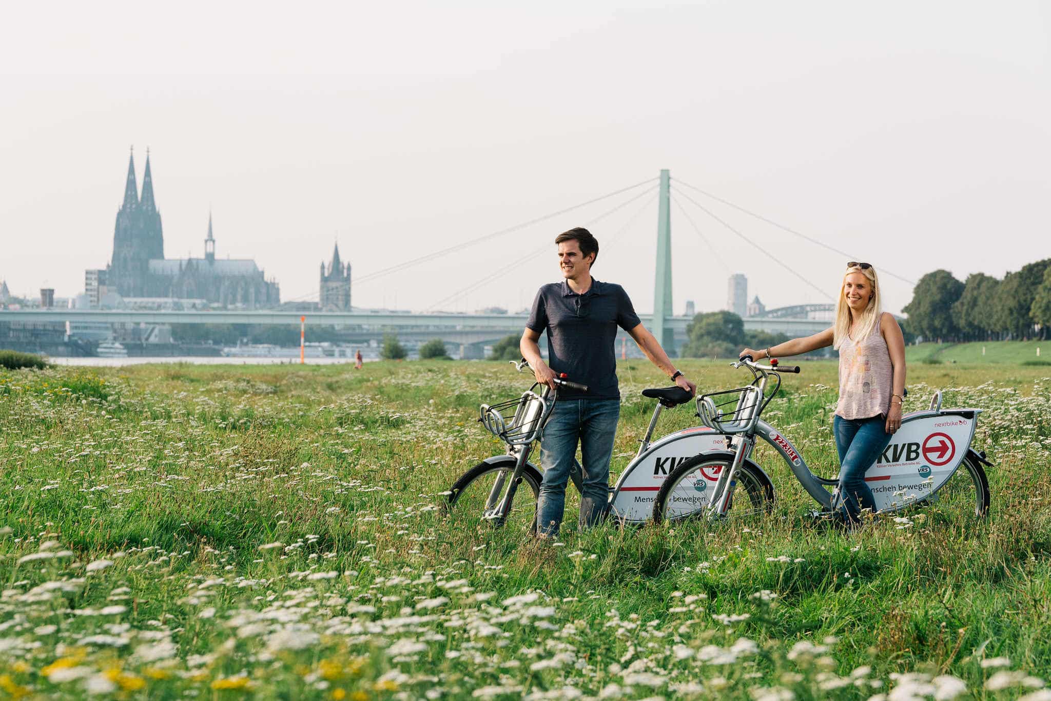 Junges Paar auf den Pollerwiesen mit KVB Rädern.
