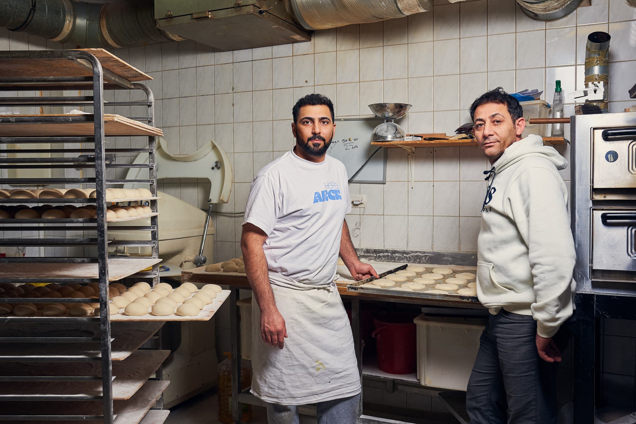 In der Backstube der Bäckerei Sila, der Geschäftsführer und sein Angestellter.
