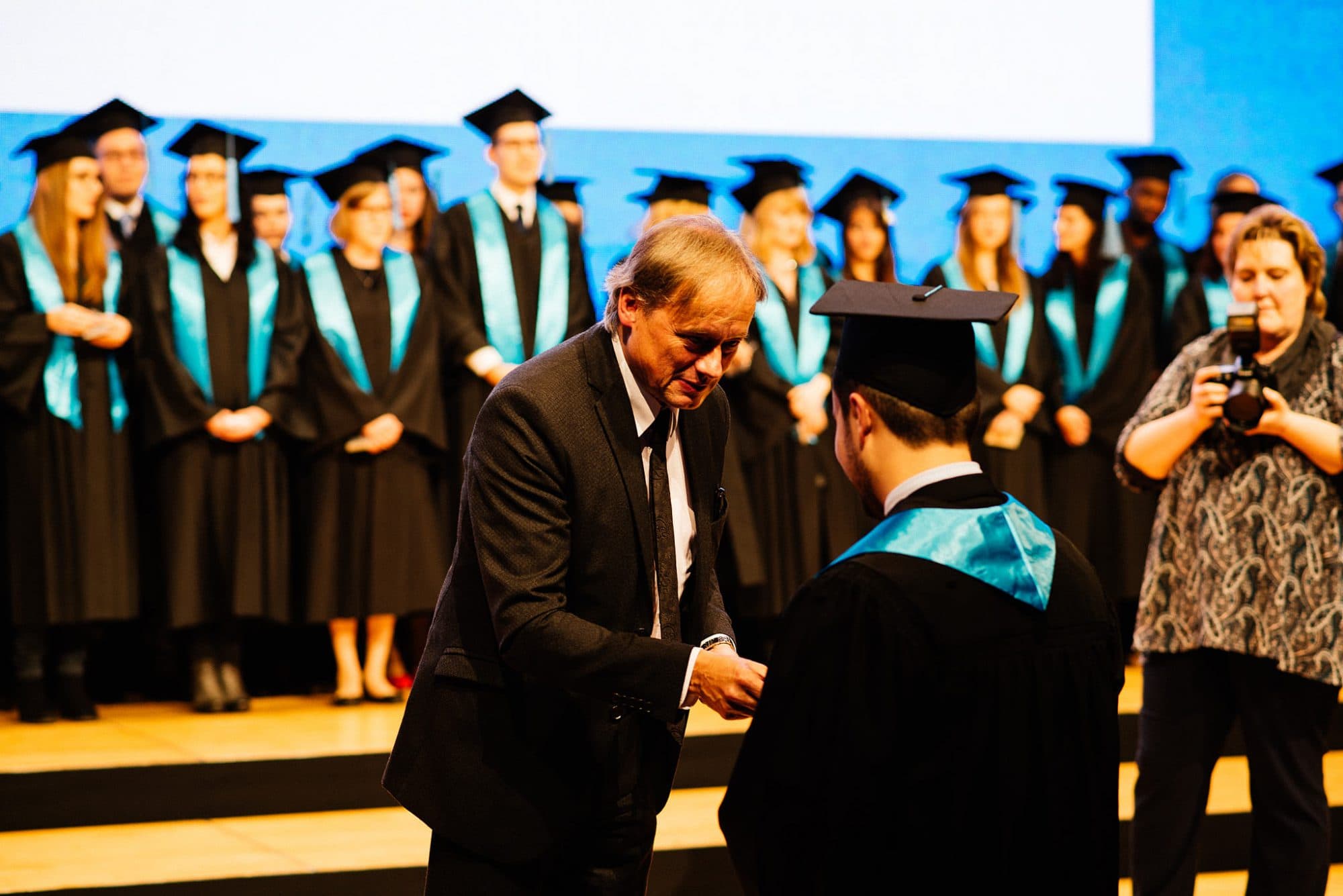 Professor Ihne gratuliert einem Absolventen.