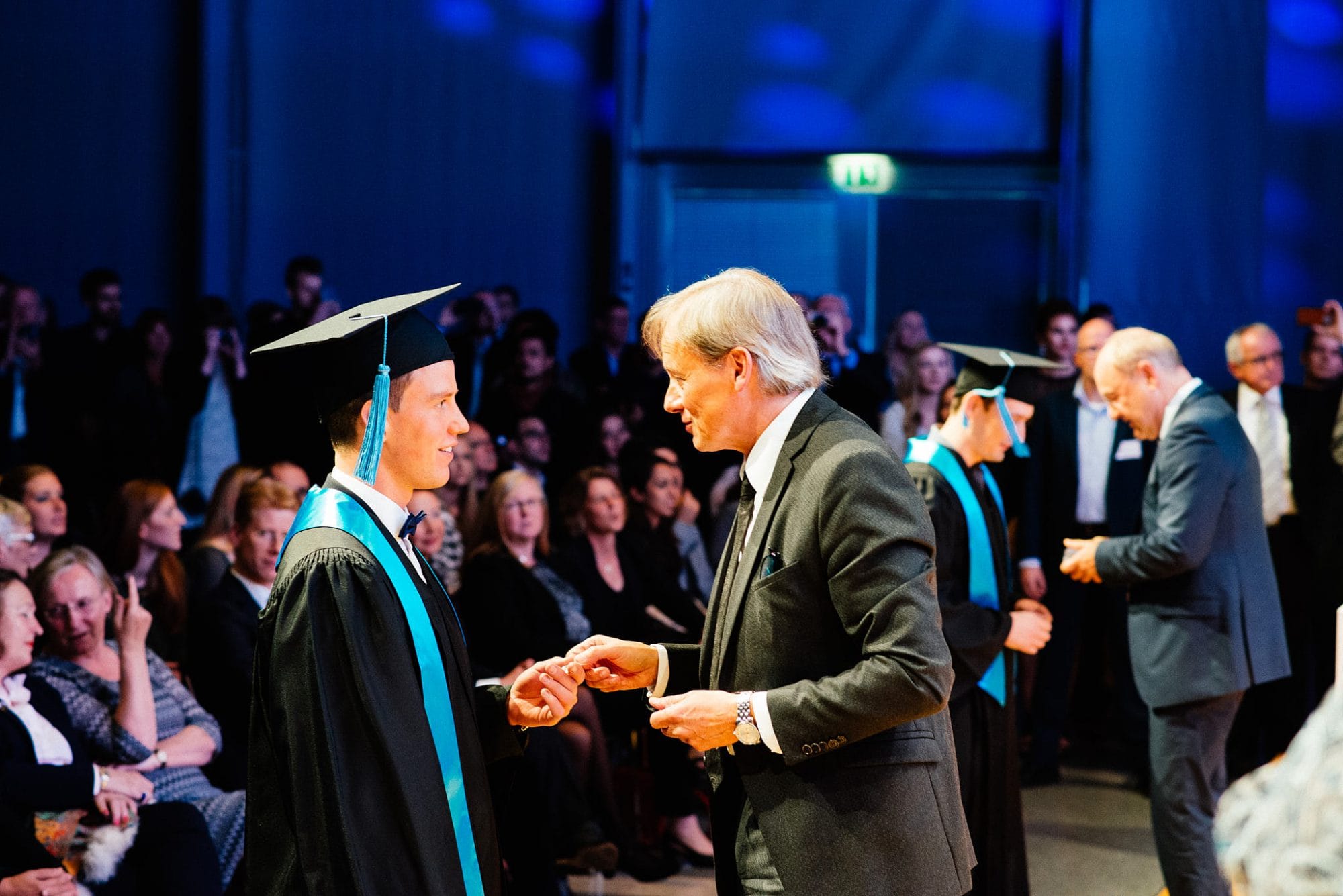 Professor Ihne unterhält sich mit einem Absolventen.