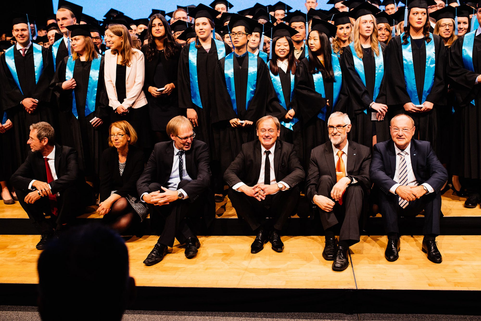 Die Gruppe wartet aufs Hütewerfen.