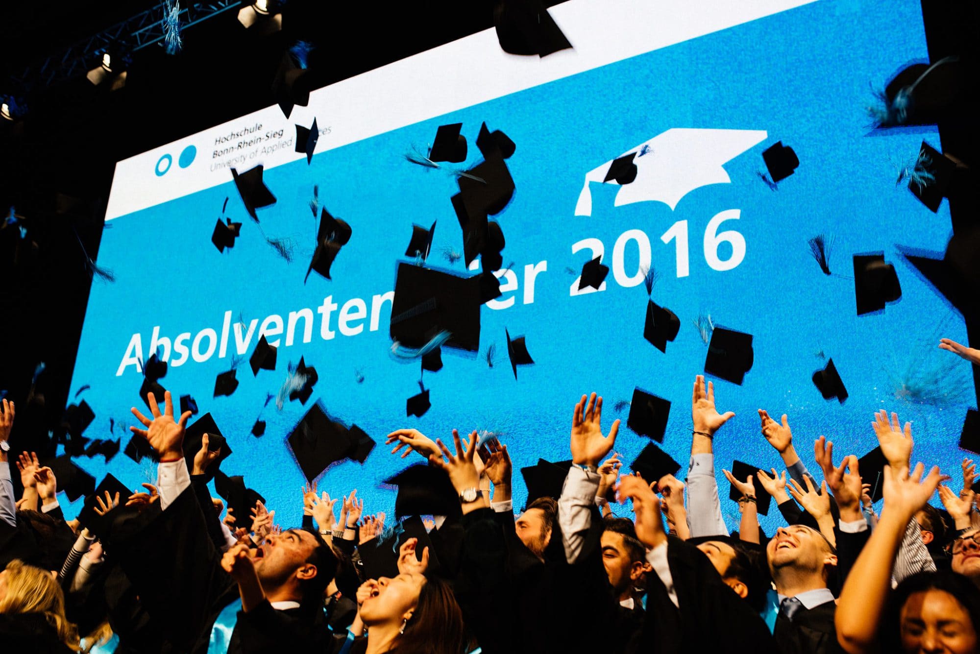 Die Hüte der Absolventen fliegen.