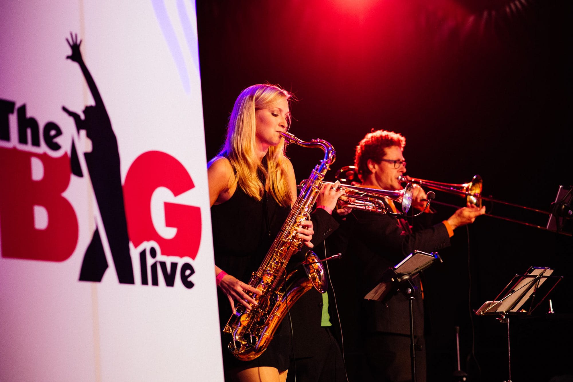 Blasmusiker auf der Bühne der Abendveranstaltung.