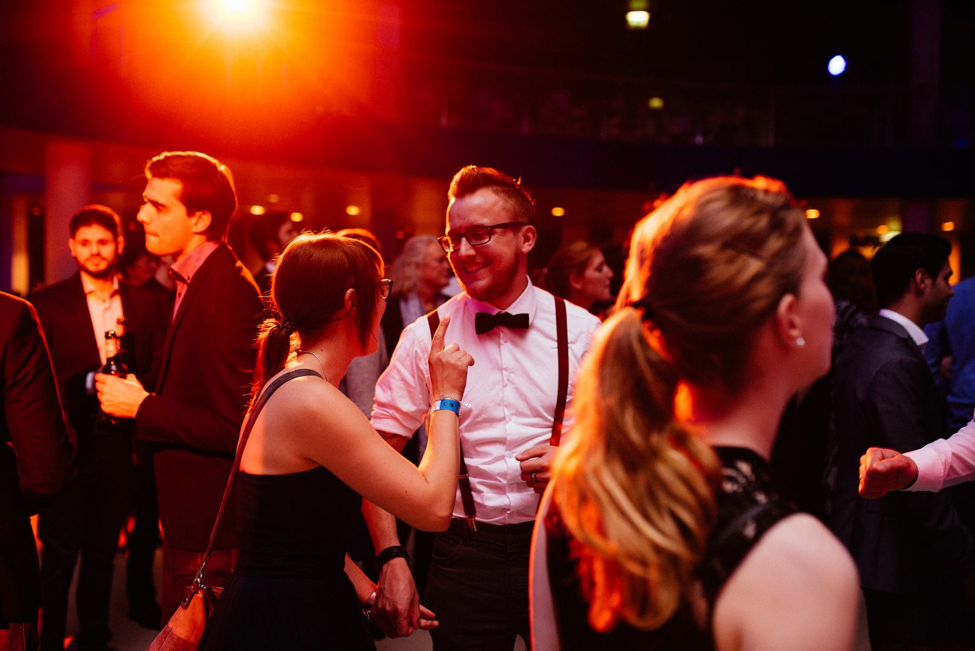 Tanzende Absolventen.