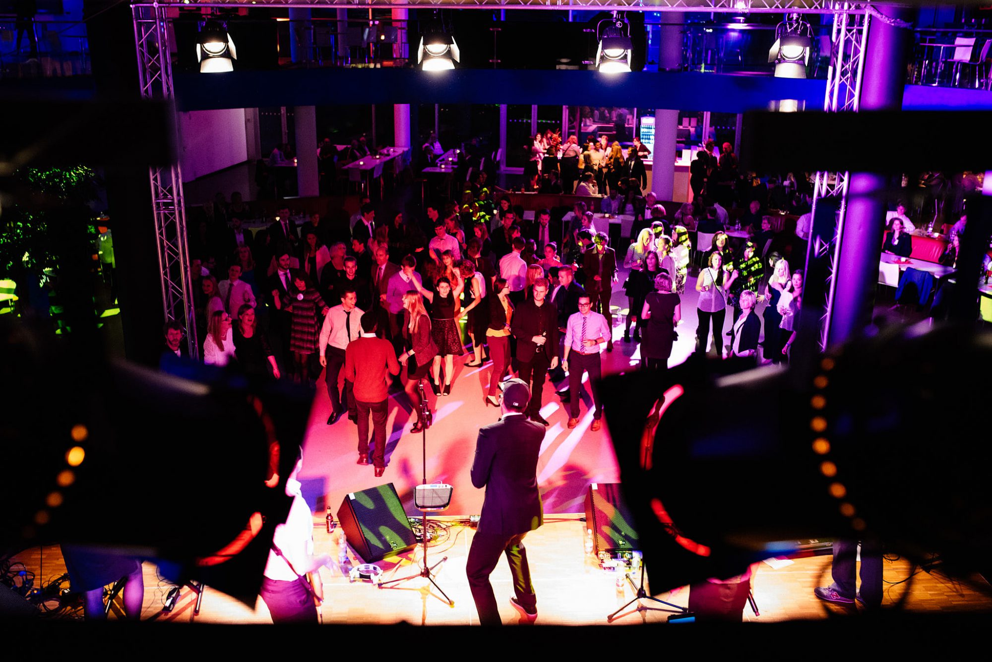 Überblick der tanzenden Absolventen.