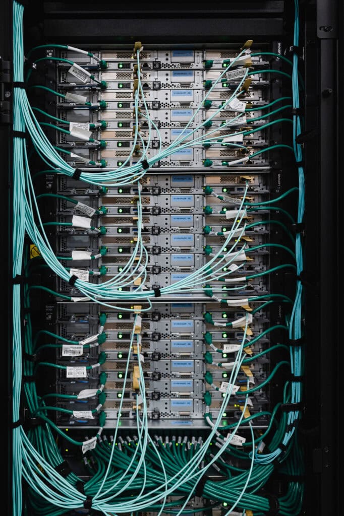 Serverraum mit Netzwerkkabeln und Serverracks in K&ouml;ln Bonn.