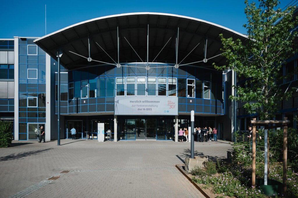 Festakt und Vielfalt: Das 30-jährige Jubiläum der Hochschule Bonn-Rhein-Sieg 4 Hochschule Bonn-Rhein-Sieg Gebäude mit moderner Architektur und begrüntem Umfeld.