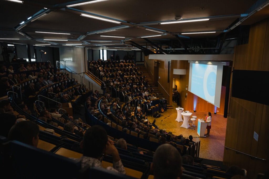 Festakt und Vielfalt: Das 30-jährige Jubiläum der Hochschule Bonn-Rhein-Sieg 7 Blick auf ein Auditorium während einer Konferenz im Rahmen des Hochschuljubiläums.
