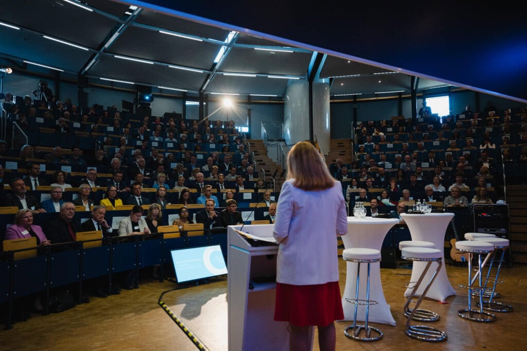 Festakt und Vielfalt: Das 30-jährige Jubiläum der Hochschule Bonn-Rhein-Sieg 9 Moderatorin bei Jubiläumsveranstaltung der Hochschule Bonn-Rhein-Sieg.