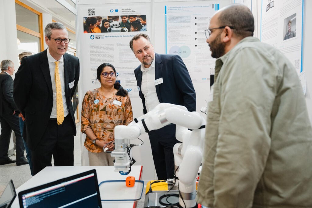 Festakt und Vielfalt: Das 30-jährige Jubiläum der Hochschule Bonn-Rhein-Sieg 11 Forschungspräsentation mit Roboter bei Hochschulveranstaltung in Bonn.