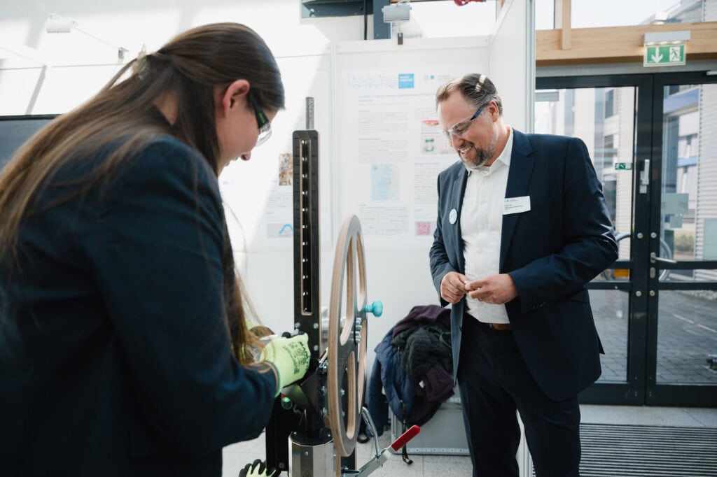 Festakt und Vielfalt: Das 30-jährige Jubiläum der Hochschule Bonn-Rhein-Sieg 12 Wissenschaftliche Diskussion bei Jubiläumsveranstaltung der Hochschule Bonn-Rhein-Sieg.