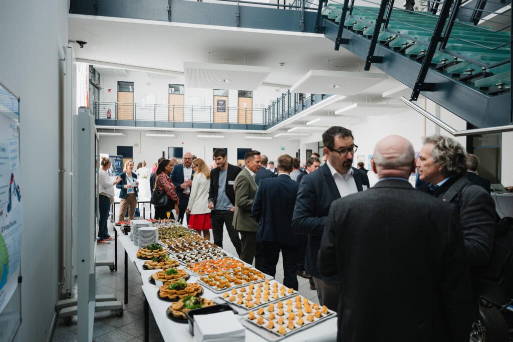 Festakt und Vielfalt: Das 30-jährige Jubiläum der Hochschule Bonn-Rhein-Sieg 13 Networking bei Jubiläumsfeier der Hochschule Bonn-Rhein-Sieg.