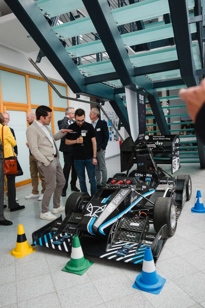 Festakt und Vielfalt: Das 30-jährige Jubiläum der Hochschule Bonn-Rhein-Sieg 15 Innovatives autonomes Fahrzeug bei Hochschulveranstaltung in Bonn.