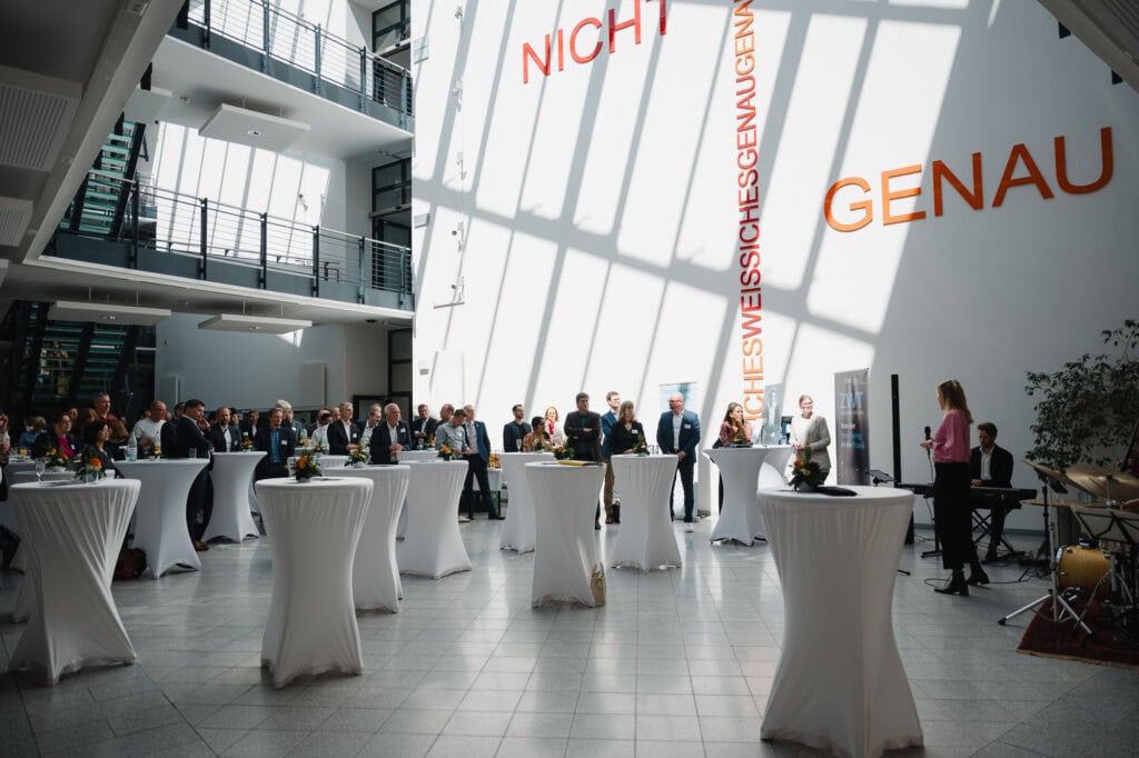 Festakt und Vielfalt: Das 30-jährige Jubiläum der Hochschule Bonn-Rhein-Sieg 24 Festveranstaltung im modernen Hochschulgebäude mit Gästen und Rednern.