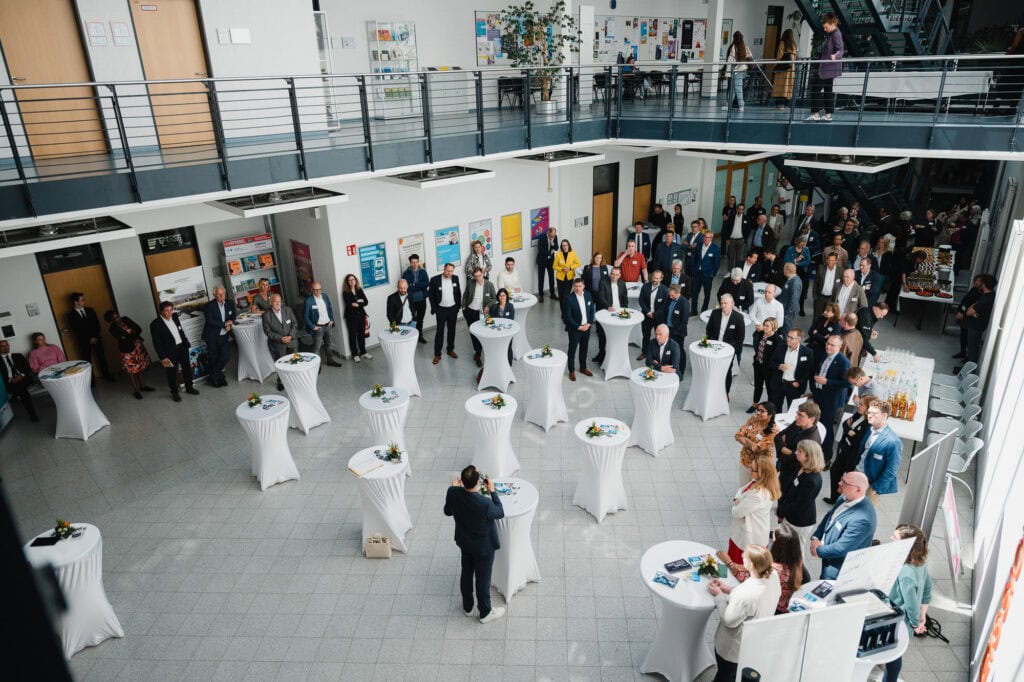 Festakt und Vielfalt: Das 30-jährige Jubiläum der Hochschule Bonn-Rhein-Sieg 26 Networking bei Jubiläumsfeier der Hochschule Bonn-Rhein-Sieg in Köln.