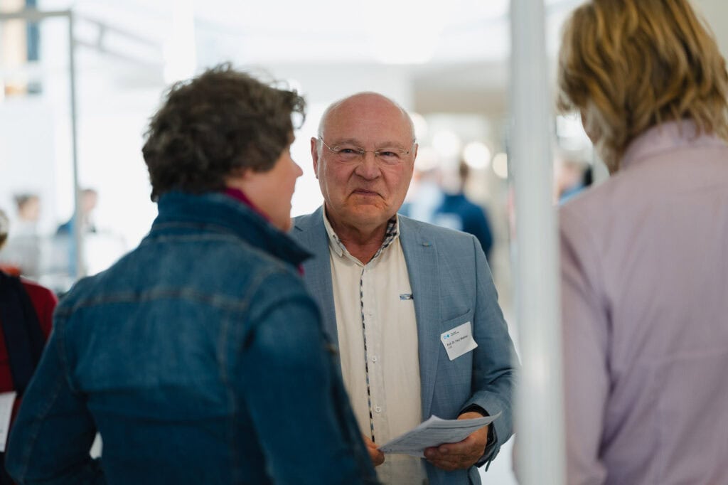 Festakt und Vielfalt: Das 30-jährige Jubiläum der Hochschule Bonn-Rhein-Sieg 27 Drei Personen im Gespräch bei einem Jubiläumsevent der Hochschule Bonn-Rhein-Sieg.