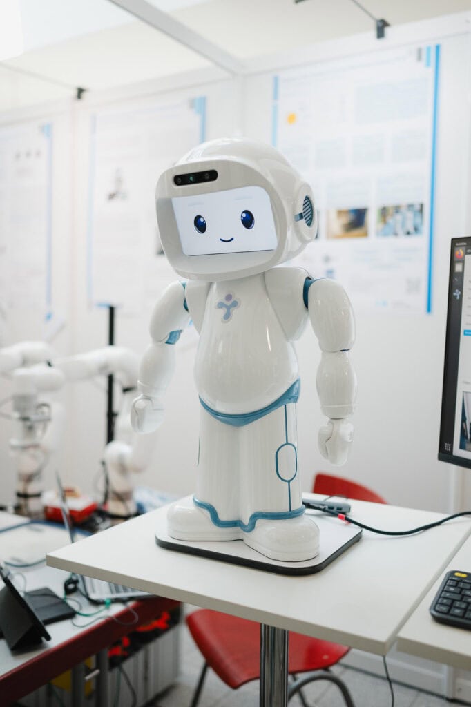 Digitalisierung im Norden: Das Digital X Regional Event 2025 19 Humanoider Roboter bei wissenschaftlicher Präsentation in Bonn.