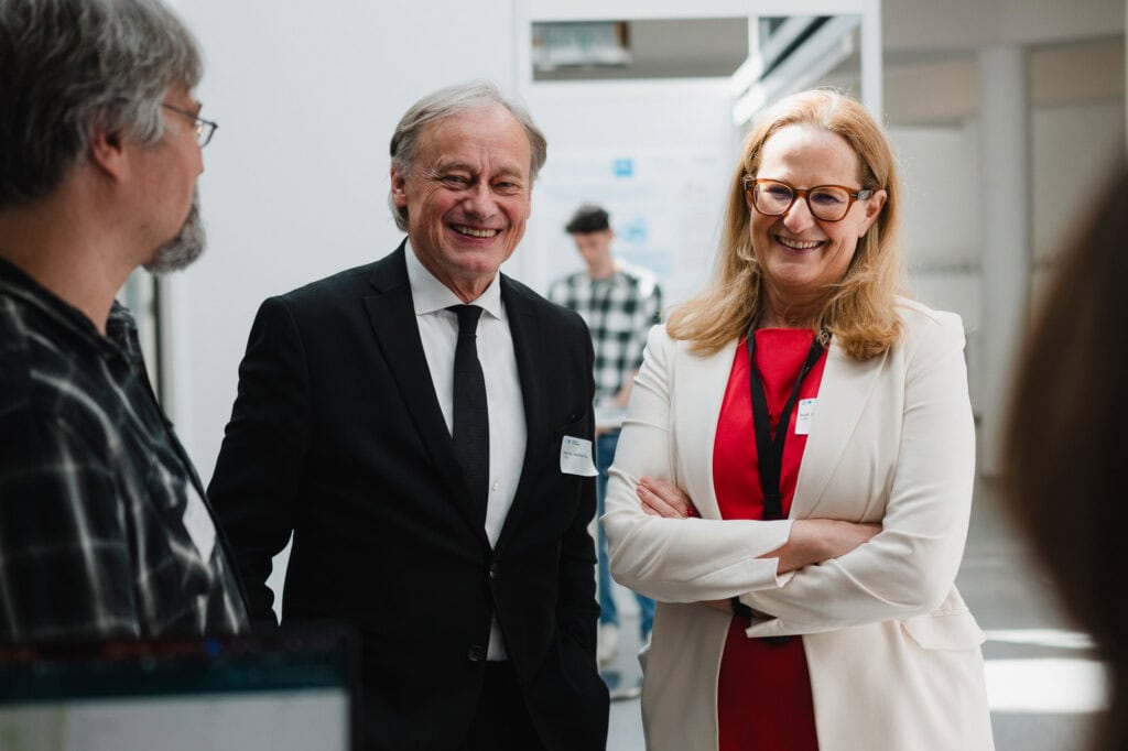Festakt und Vielfalt: Das 30-jährige Jubiläum der Hochschule Bonn-Rhein-Sieg 30 Menschen beim Jubiläum der Hochschule Bonn-Rhein-Sieg in Köln Bonn.