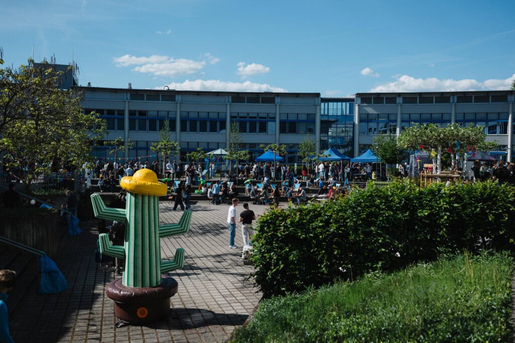 Festakt und Vielfalt: Das 30-jährige Jubiläum der Hochschule Bonn-Rhein-Sieg 32 Festliche Veranstaltung an der Hochschule Bonn-Rhein-Sieg mit vielen Besuchern im Freien.