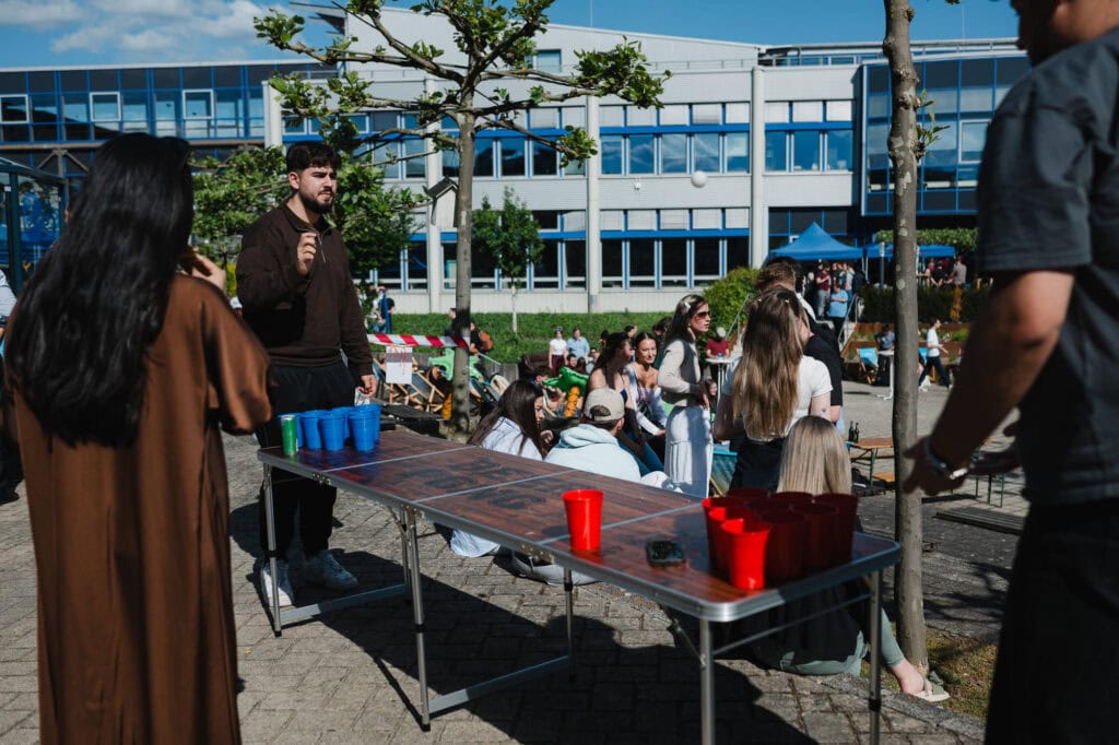 Festakt und Vielfalt: Das 30-jährige Jubiläum der Hochschule Bonn-Rhein-Sieg 33 Junge Menschen bei Jubiläumsfeier der Hochschule Bonn-Rhein-Sieg im Freien.