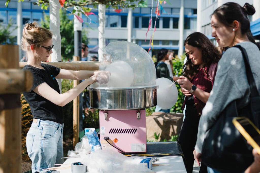 Festakt und Vielfalt: Das 30-jährige Jubiläum der Hochschule Bonn-Rhein-Sieg 34 Menschen beim Zuckerwatte-Stand auf dem Hochschuljubiläum in Bonn.