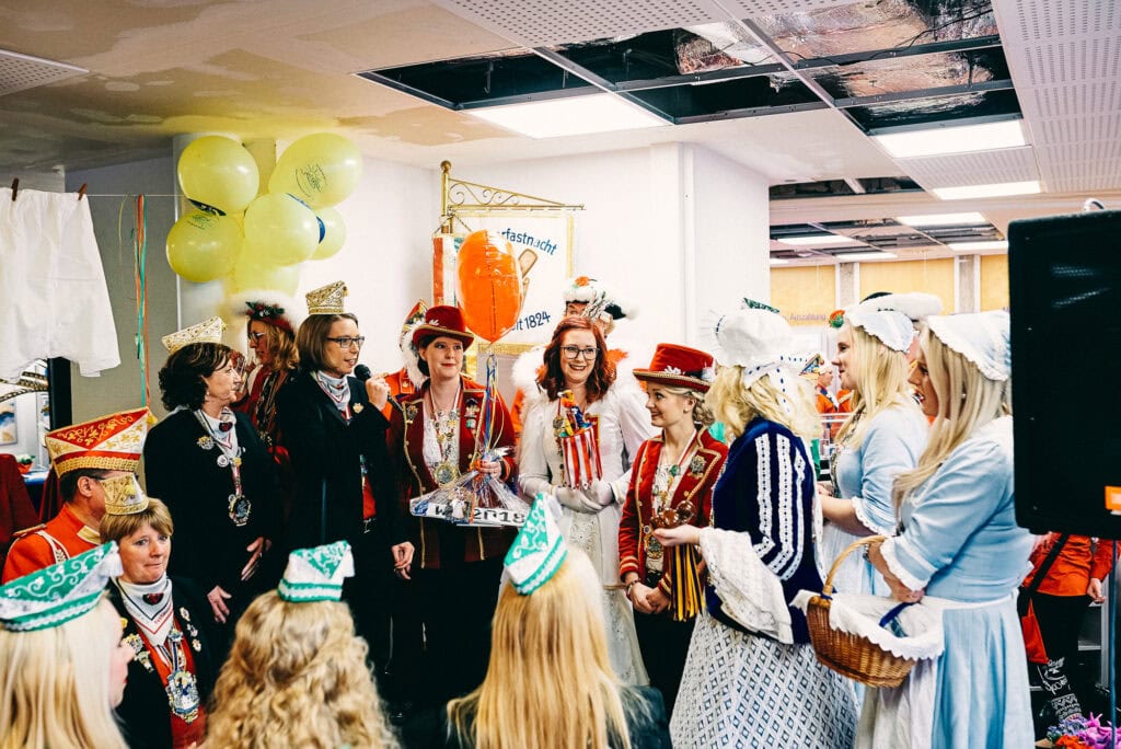 Ihre Lieblichkeit: Eine dokumentarische Diplomarbeit über die Bonner LiKüRa-Prinzessin 9 Menschen in traditioneller Kleidung bei einer kulturellen Veranstaltung in Bonn.