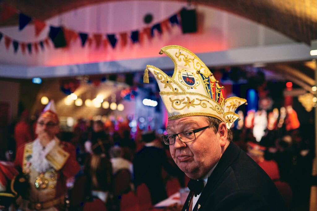 Ihre Lieblichkeit: Eine dokumentarische Diplomarbeit über die Bonner LiKüRa-Prinzessin 18 Mann in traditionellem Karnevalshut bei Bonn Karneval.