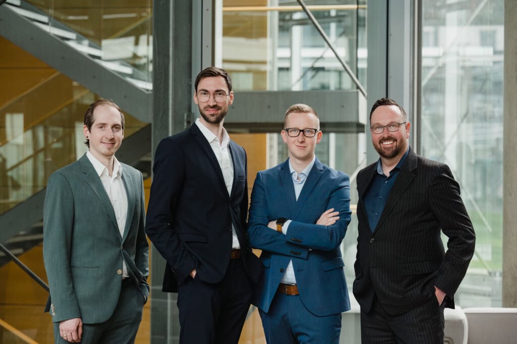Deutsches Vergabe Portal Website 9 Authentisches Teamfoto der Mitarbeiter des Deutschen Vergabe Portals in Köln, moderne Corporate Fotografie im lichten Raum des DuMont Hauses.