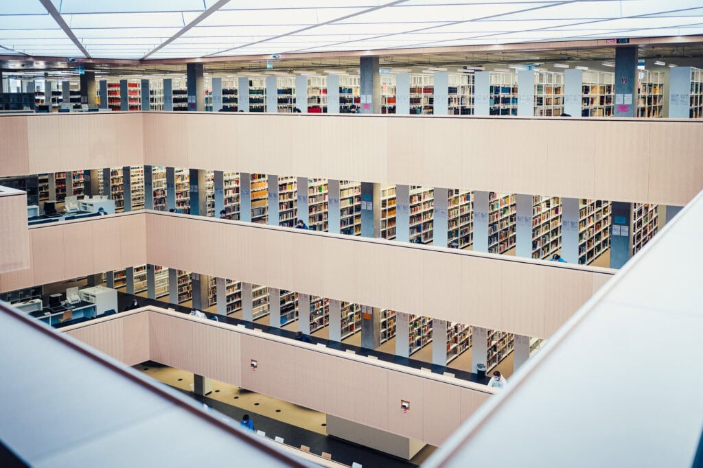 Moderne Bibliothek mit mehreren Etagen und B&uuml;cherregalen in K&ouml;ln Bonn.