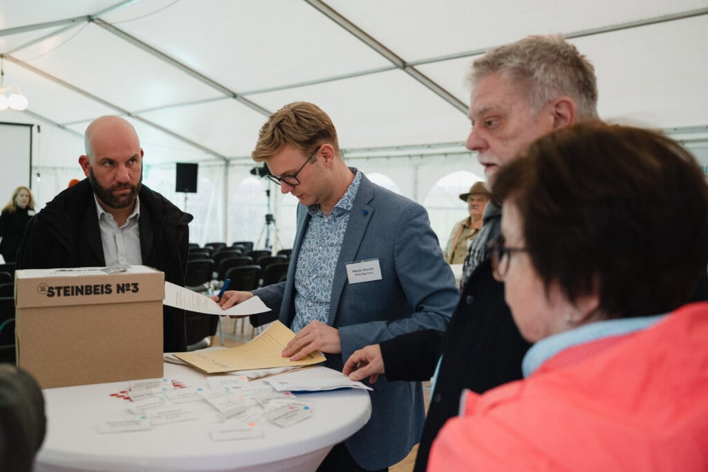 Gesch&auml;ftsleute bei einer Diskussion im Zelt bei Rhein-Sieg-Kreis Innovationsforum.