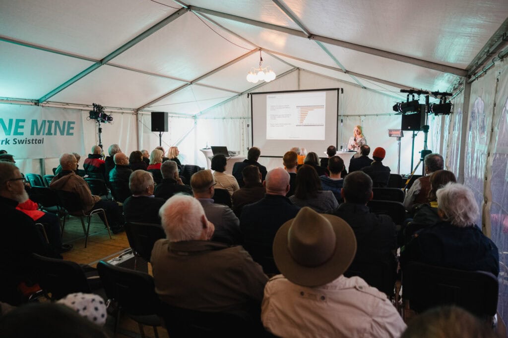 Kreislaufwirtschaft in der Praxis: Das Innovationsforum des Rhein-Sieg-Kreises bei Hündgen 8 Teilnehmer bei einer Konferenz zum Thema Kreislaufwirtschaft im Zelt.