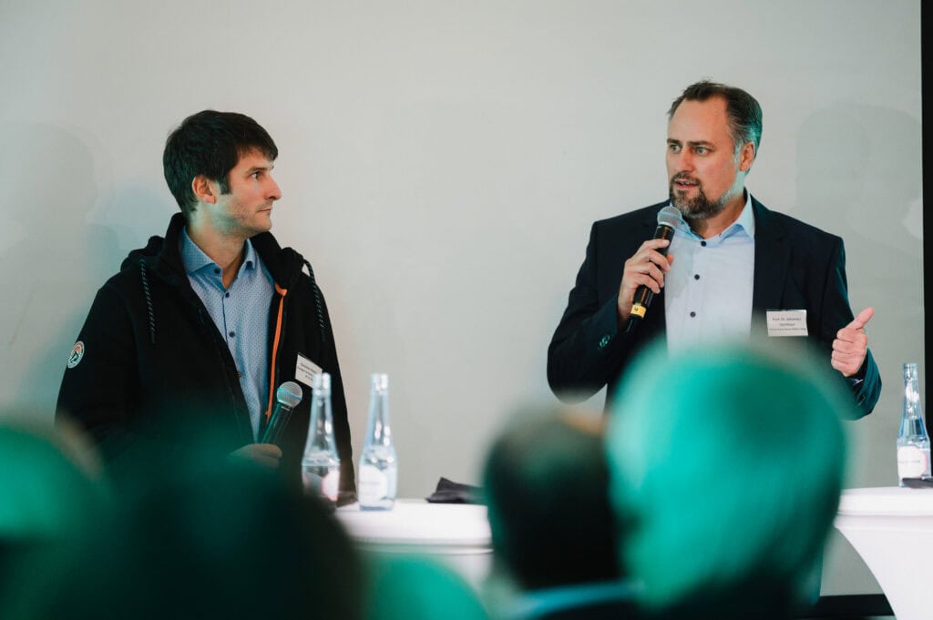 Kreislaufwirtschaft in der Praxis: Das Innovationsforum des Rhein-Sieg-Kreises bei Hündgen 9 Zwei Männer bei einer Diskussion während eines Events in Köln.