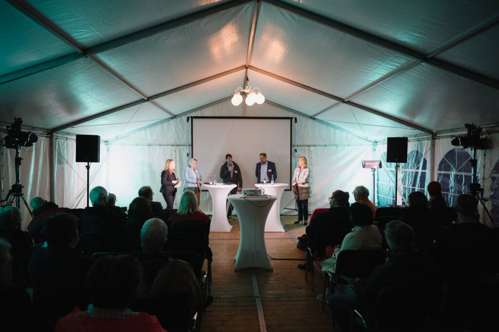 Kreislaufwirtschaft in der Praxis: Das Innovationsforum des Rhein-Sieg-Kreises bei Hündgen 10 Podiumsdiskussion bei Hündgen im Zelt, Fokus auf Kreislaufwirtschaft im Rhein-Sieg-Kreis.