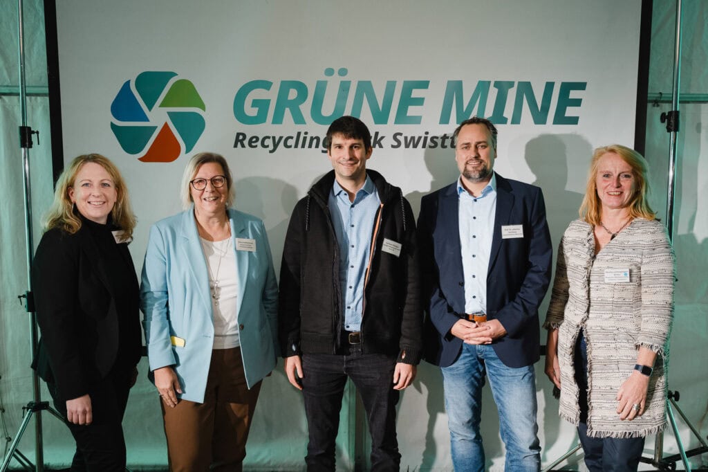 Gruppenfoto bei Kreislaufwirtschafts-Forum mit GR&Uuml;NE MINE Logo.