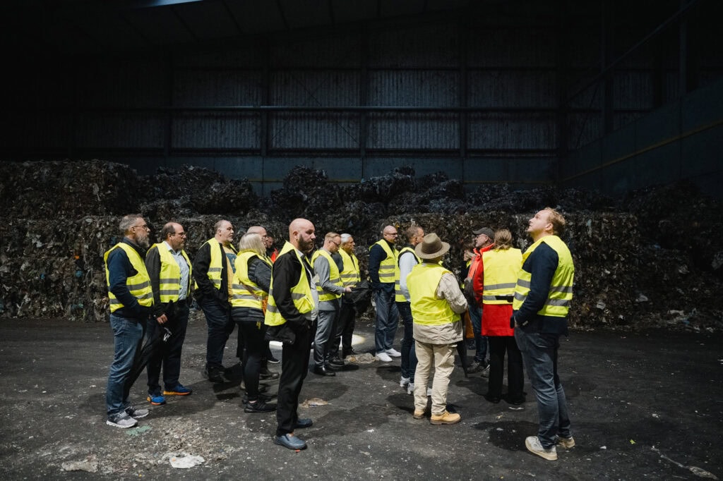 Gruppenfoto bei Kreislaufwirtschafts-Workshop im Recyclinghof.