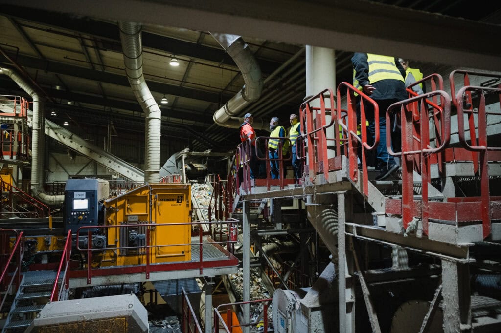 Kreislaufwirtschaft in der Praxis: Das Innovationsforum des Rhein-Sieg-Kreises bei Hündgen 14 Industriefotografie im Kraftwerk mit Arbeitern bei Wartungsarbeiten.