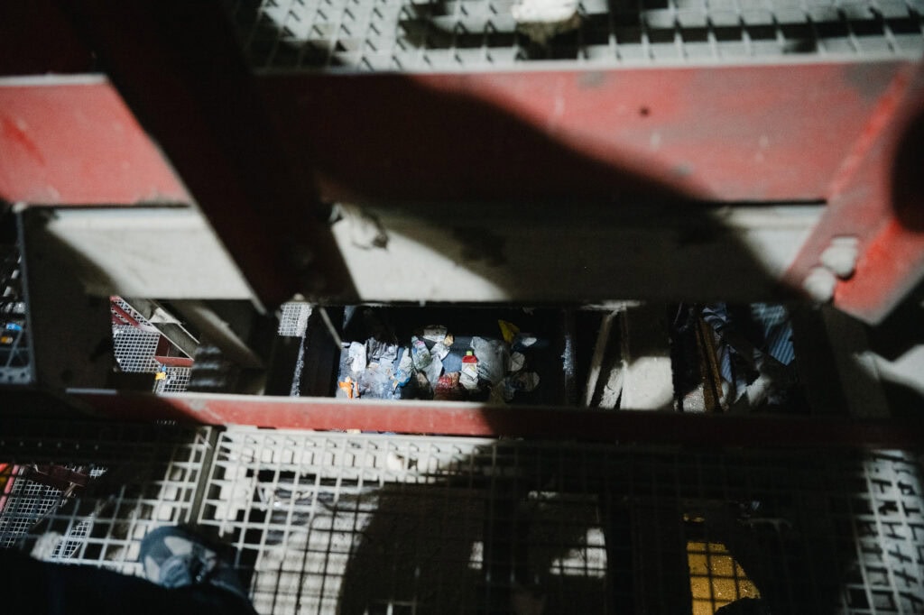 Kreislaufwirtschaft in der Praxis: Das Innovationsforum des Rhein-Sieg-Kreises bei Hündgen 15 Blick von oben auf einen Müllcontainer mit Abfall und Verpackungen.