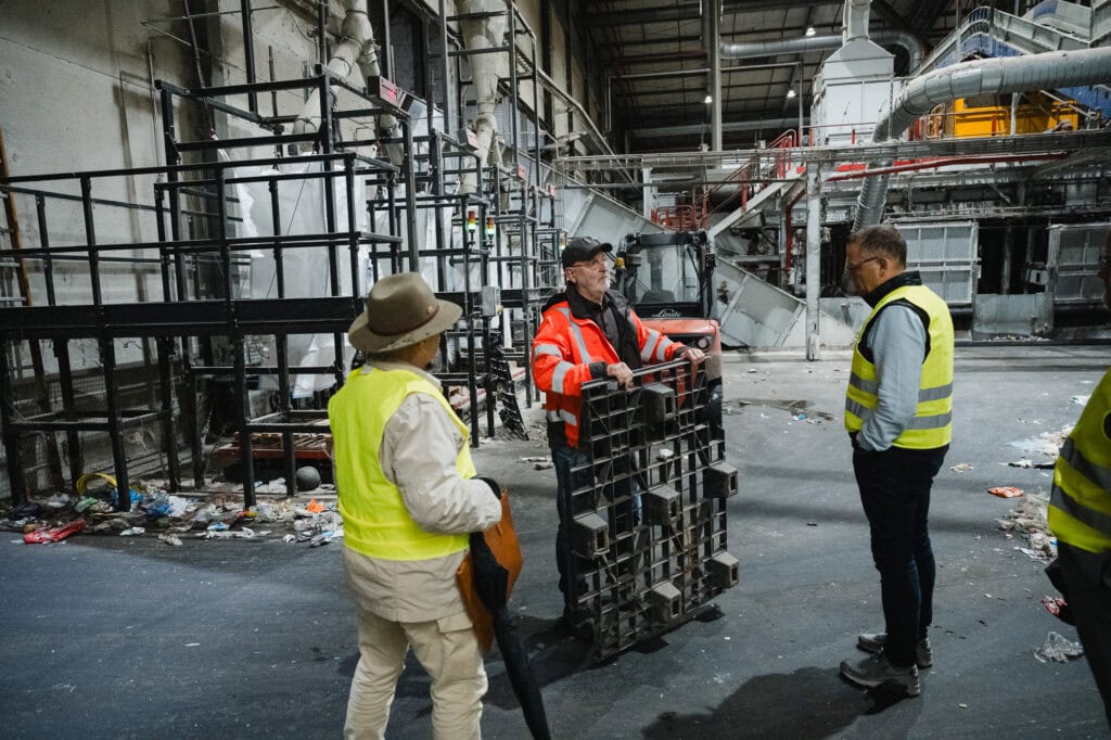 Kreislaufwirtschaft in der Praxis: Das Innovationsforum des Rhein-Sieg-Kreises bei Hündgen 16 Fachgespräch bei Hündgen im Recyclingwerk im Rhein-Sieg-Kreis.