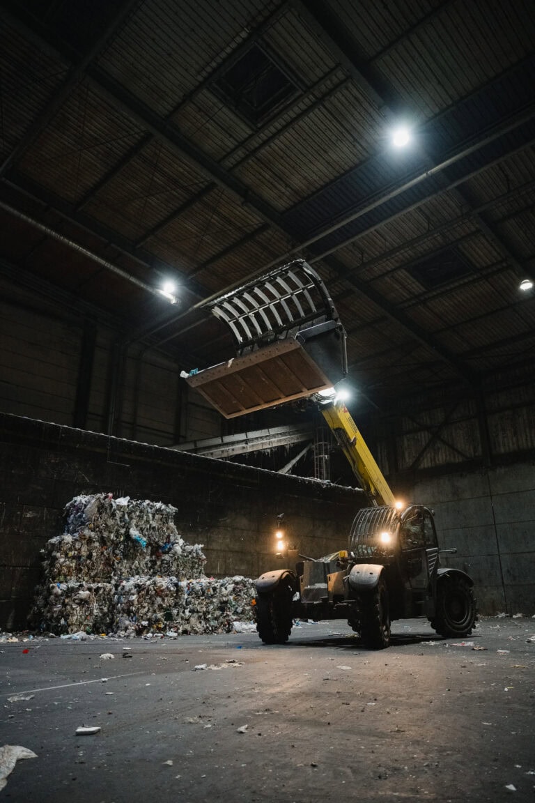 Recyclingmaschine in einer Lagerhalle bei H&uuml;ndgen, K&ouml;ln Bonn.