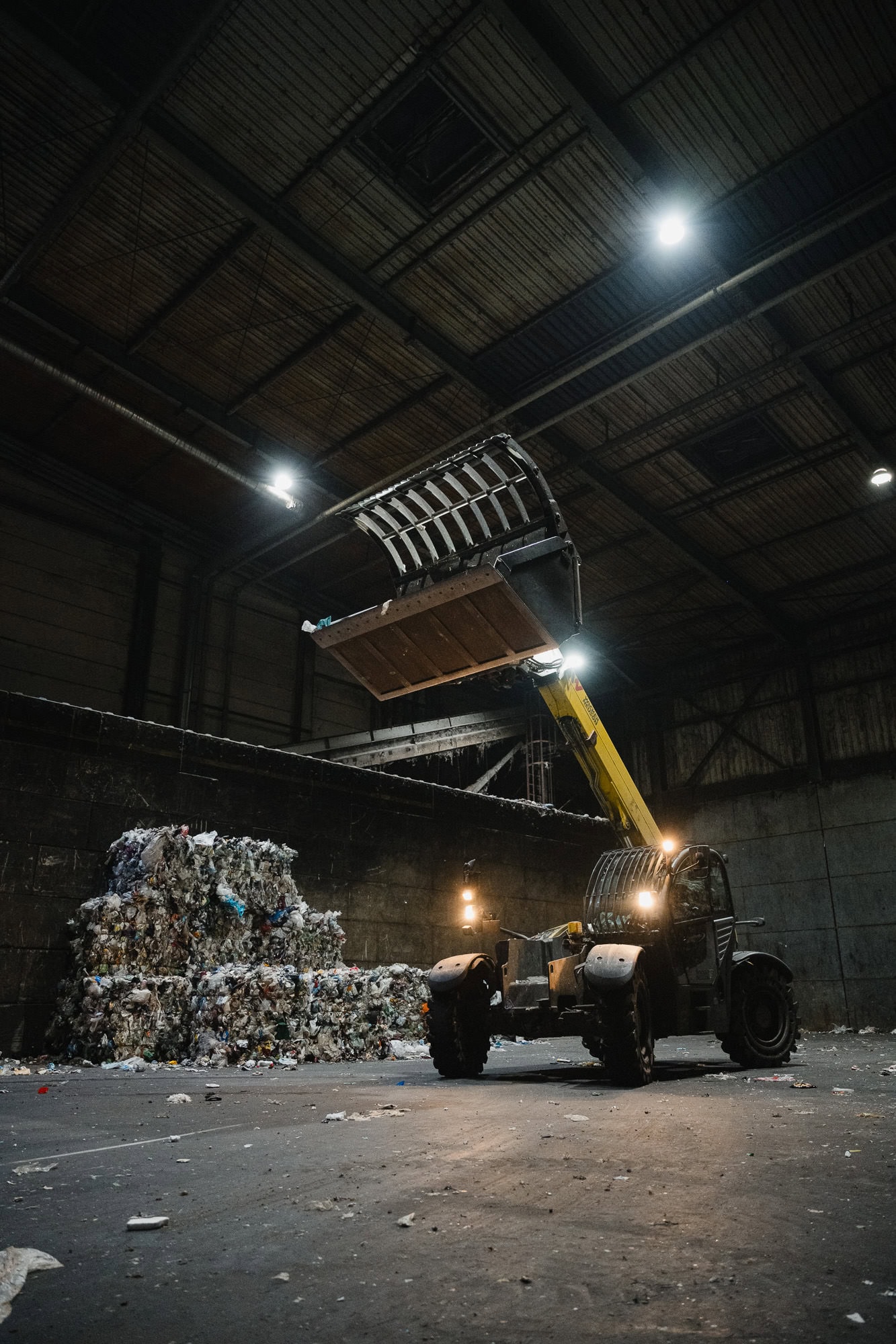 Recyclingmaschine in einer Lagerhalle bei H&uuml;ndgen, K&ouml;ln Bonn.