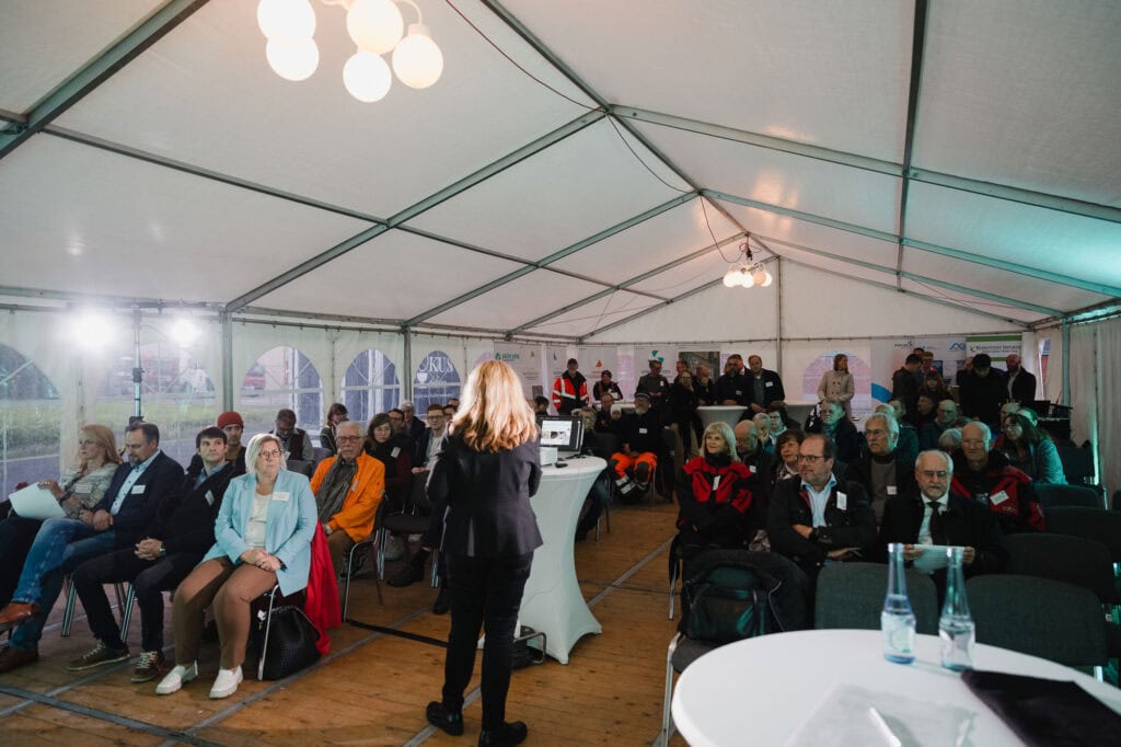 Teilnehmer bei einem Innovationsforum im Zelt, Fokus auf nachhaltige Kreislaufwirtschaft.