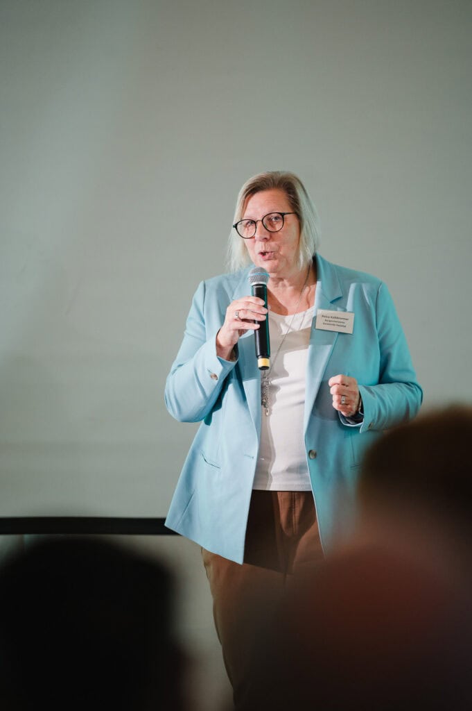 Frau spricht bei Veranstaltung zum Thema Kreislaufwirtschaft im Rhein-Sieg-Kreis.