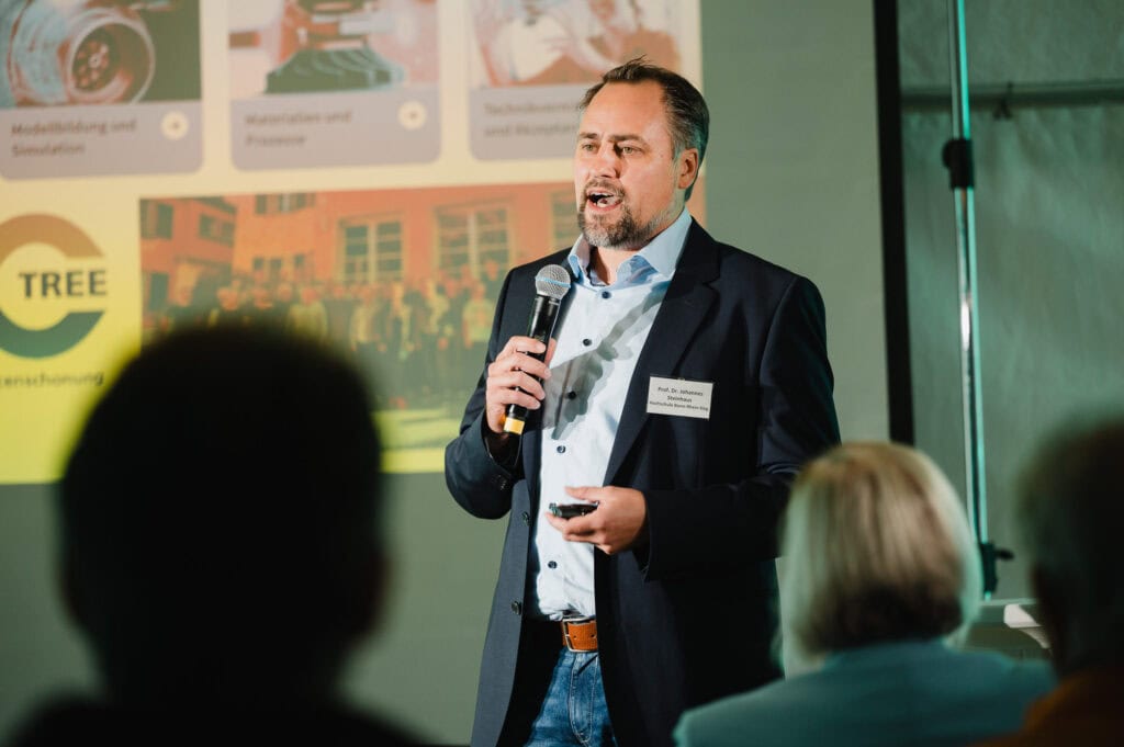 Gesch&auml;ftsmann bei Vortrag auf Innovationsforum im Rhein-Sieg-Kreis.