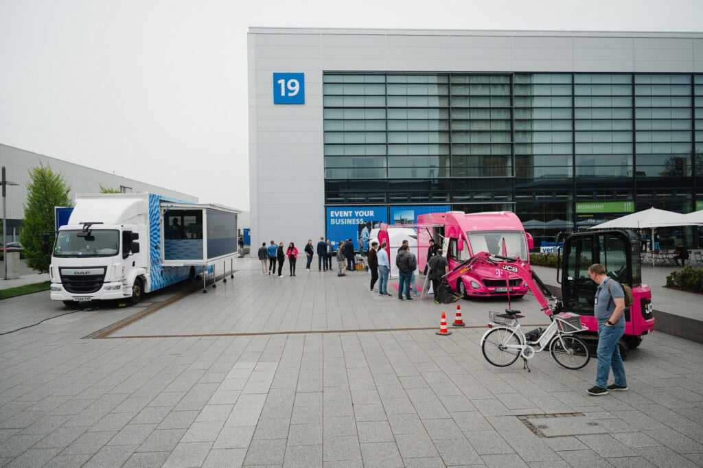 Digitalisierung im Norden: Das Digital X Regional Event 2025 11 Event am Messegelände mit Foodtrucks und Besuchern vor Halle 19.