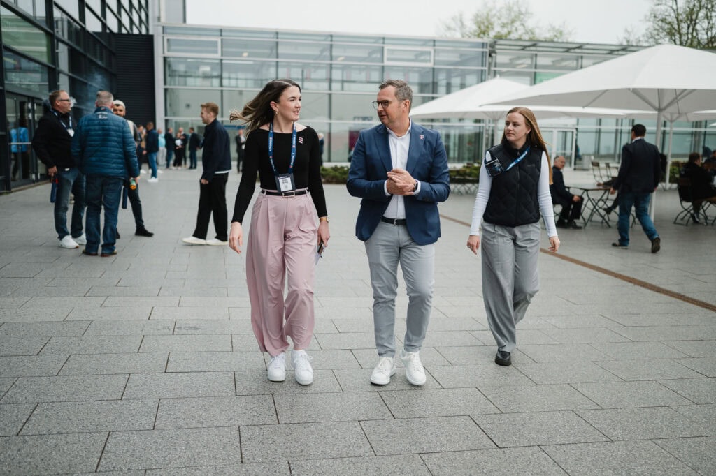 Digitalisierung im Norden: Das Digital X Regional Event 2025 14 Geschäftsleute beim Networking bei Digital X Regional 2025 in Köln.
