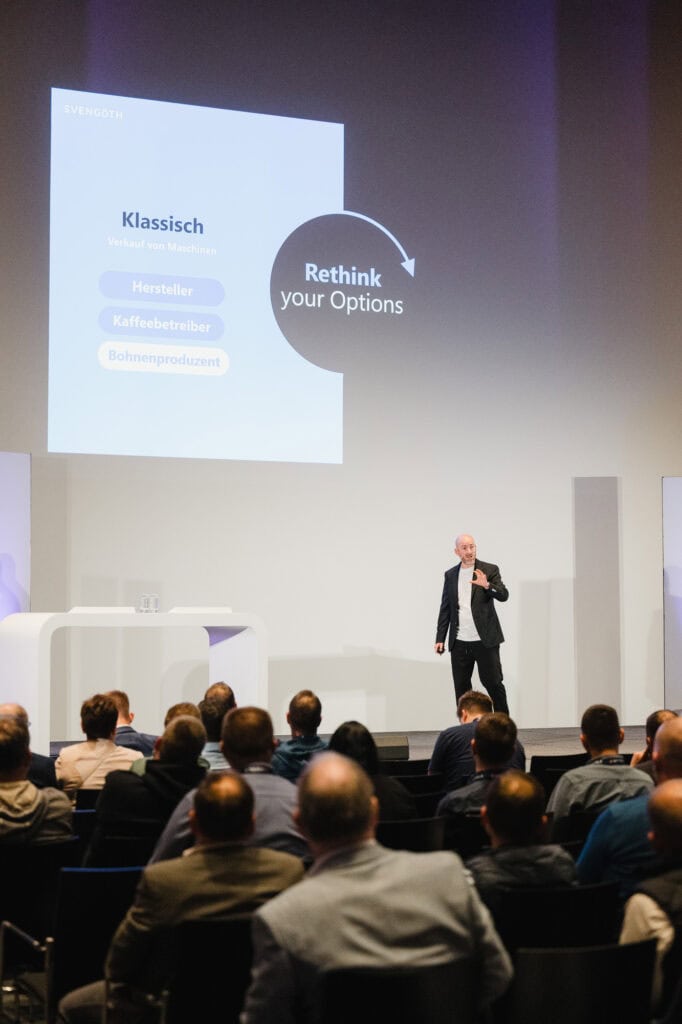 Digitalisierung im Norden: Das Digital X Regional Event 2025 18 Geschäftsmann hält Vortrag vor Publikum bei Digitalisierungsveranstaltung.