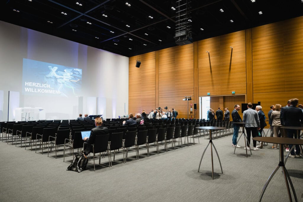 Digitalisierung im Norden: Das Digital X Regional Event 2025 7 Konferenzraum mit Publikum und großer Leinwand bei Digital X Regional 2025.