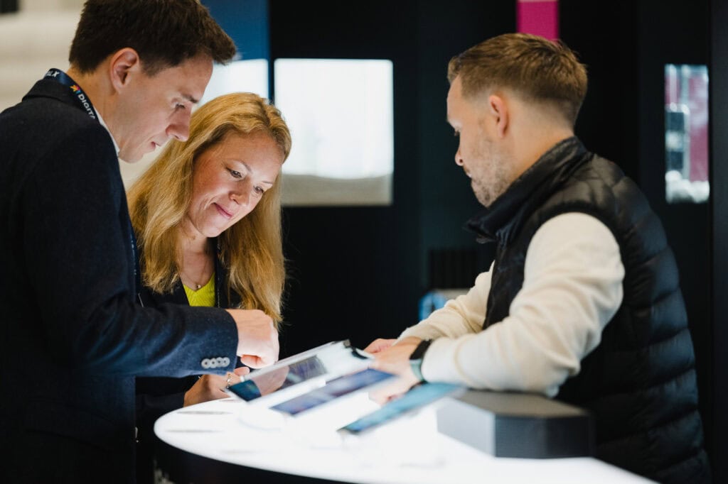 Digitalisierung im Norden: Das Digital X Regional Event 2025 8 Geschäftsleute bei Digitalisierungs-Event in Köln, Fokus auf Innovation.